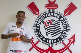 No CT Joaquim Grava, Jnior Urso  apresentado como jogador do Corinthians
