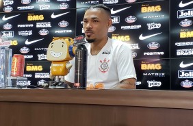 No CT Joaquim Grava, Júnior Urso é apresentado como jogador do Corinthians