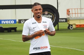Volanta Júnior Urso em sua apresentação oficial ao Corinthians, no CT Joaquim Grava