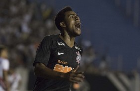 Gustavo comemorando muito seus gols contra o Ferrovirio, pela Copa do Brasil