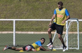 Henrique e Sornoza no treino para jogo contra o Novorizontino, pelo Campeonato Paulista