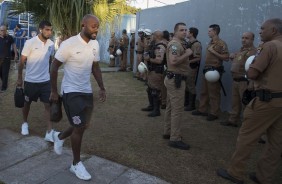 Love e Sornoza chegam ao estdio do Caf para jogo contra o Ferrovirio, pela Copa do Brasil