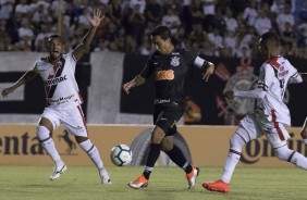 Meia Jadson teve atuação discreta contra o Ferroviário, pela Copa do Brasil