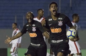Vagner Love e Gustavo comemorando o gol do camisa 19, contra o Ferrovirio, pela Copa do Brasil