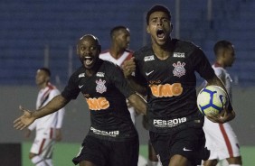 Vagner Love e Gustavo comemorando o gol do camisa 19, contra o Ferroviário, pela Copa do Brasil