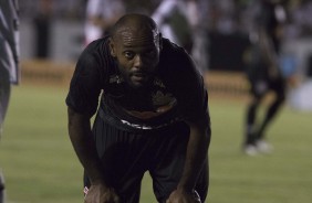Vagner Love em jogo contra o Ferroviário, pela Copa do Brasil