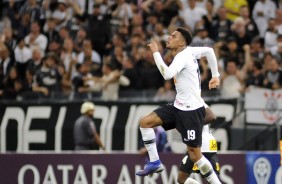 Gustavo comemora seu gol contra o Racing, na Arena