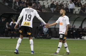 Gustavo e Clayson durante o jogo contra o Racing, na Arena Corinthians