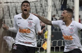 Gustavo e Ralf comemorando o gol do atacante contra o Racing, pela Sul-Americana