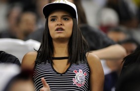 Torcedora no jogo contra o Racing, na Arena Corinthians