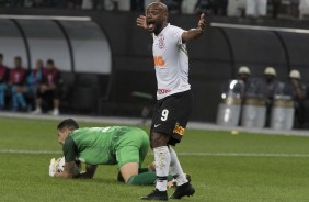 Vagner Love durante empate contra o Racing, pela Sul-Americana