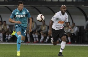 Vagner Love em jogada contra o Racing, na Arena Corinthians, pela Sul-Americana