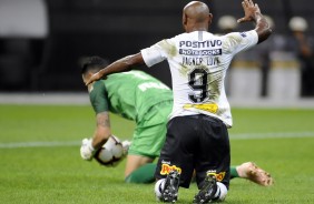 Vagner Love no jogo contra o Racing, pela Sul-Americana, na Arena Corinthians