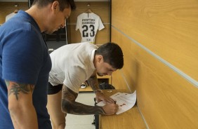Fagner já no vestiário antes do jogo contra o São Paulo, na Arena Corinthians
