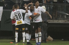 Love comemora com Gustavo o gol contra o So Paulo, pelo Campeonato Paulista, na Arena Corinthians