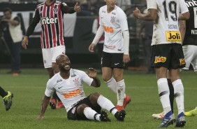 Vagner Love sofre falta no clssico contra o So Paulo, na Arena Corinthians, em Itaquera