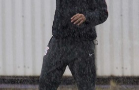 Carille comanda treino debaixo de chuva