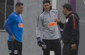 Tcnico Carille passa instrues aos seus jogadores