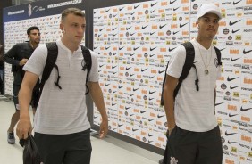Carlos e Richard chegam  Arena Corinthians para enfrentar o Avenida, pela Copa do Brasil