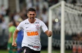 Danilo Avelar comemorando seu gol contra o Avenida, pela Copa do Brasil, na Arena Corinthians