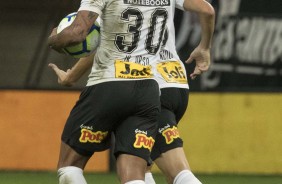 Junior Urso e Henrique comemoram gol