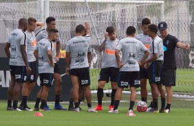 Jogadores do Corinthians reunidos no treino no CT Joaquim Grava