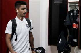 Fabricio Oya chega aos vestirios para a partida contra o Botafogo-SP