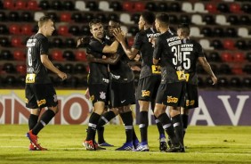 Jogadores do Corinthians comemoram gol de Boselli, seu primeiro com o manto alvinegro