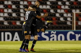Clayson e Gustavo comemorando o gol do argentino Boselli contra o Botafogo-SP