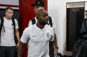 Vagner Love chega aos vestirios para a partida contra o Botafogo-SP