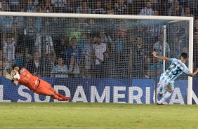 Goleiro Cssio no momento exato em que defende uma das cobranas do Racing