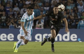 Danilo Avelar durante jogo contra o Racing, pela Copa Sul-Americana