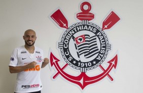J trajando o manto corinthiano, Rgis assina contrato
