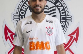 Jogador Rgis assinou contrato com o Corinthians