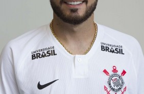 Jogador Rgis j veste a camisa do Corinthians