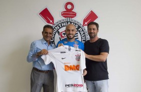 Kalil e Dulio entregam a camisa do Corinthians para Rgis