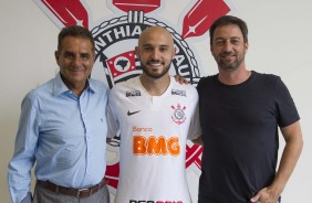 Kalil, Rgis e Dulio durante assinatura do jogador
