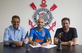 Rgis assina contrato com o Corinthians