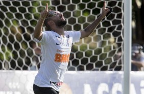 Clayson anotou o nico gol do Corinthians na partida contra o So Bento, no estdio Walter Ribeiro