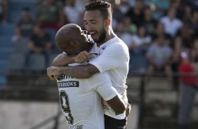 Clayson e Vagner Love comemorando o gol contra o So Bento, pelo Paulisto 2019