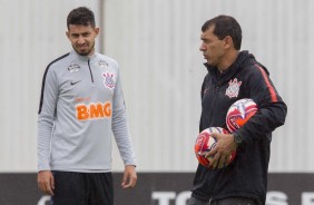Fábio Carille passa orientações a Pedro Henrique durante o treinamento de hoje
