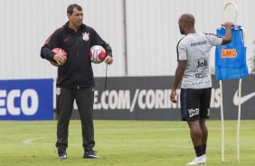 Fbio Carille passa orientaes a Vagner Love