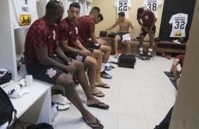 Jogadores aguardam no vestirio o comeo da partida contra o So Bento