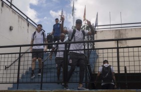 Jogadores do Corinthians chegam ao estádio Walter Ribeiro para jogo com o São Bento