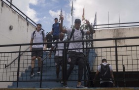 Jogadores do Corinthians chegam ao estdio Walter Ribeiro para jogo com o So Bento