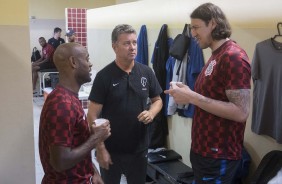 Love, Walmir Cruz e Cssio no vestirio do estdio Walter Ribeiro antes do jogo contra o So Bento