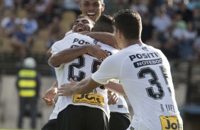 Sornoza comemora com Clayson o gol do atacante contra o São Bento