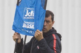 Tecnico Fbio Carille ajeitando tudo para o treino de hoje no CT Joaquim Grava