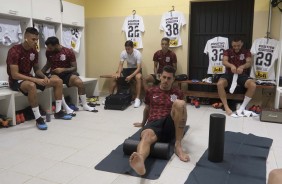 Timão se prepara no vestiário do estádio Walter Ribeiro para jogo contra o São Bento