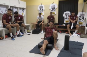 Timo se prepara no vestirio do estdio Walter Ribeiro para jogo contra o So Bento